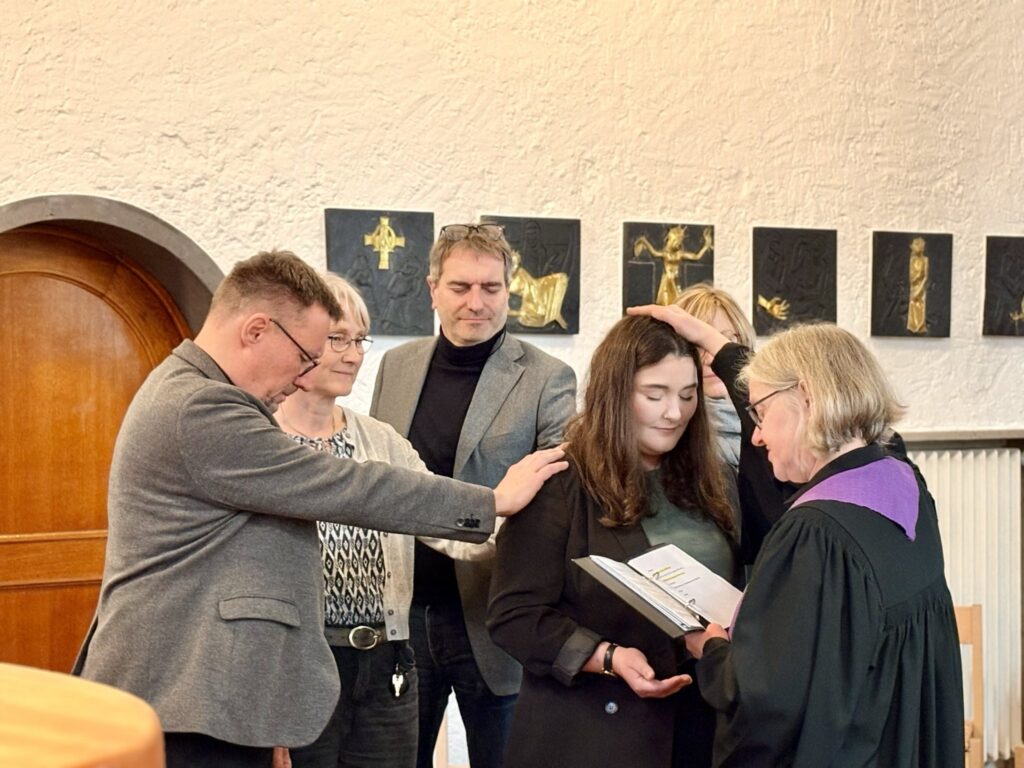 kraftvoller oekumenischer segen foto achterberg boness